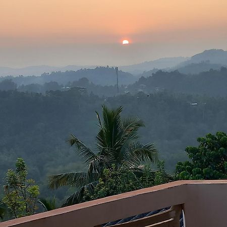 Mountain Bliss Villa Peradeniya Bagian luar foto