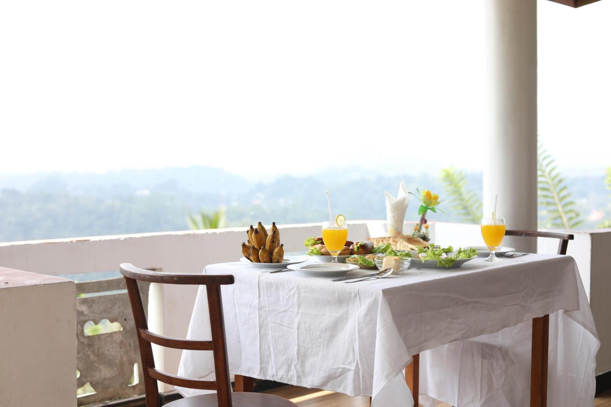 Mountain Bliss Villa Peradeniya Bagian luar foto