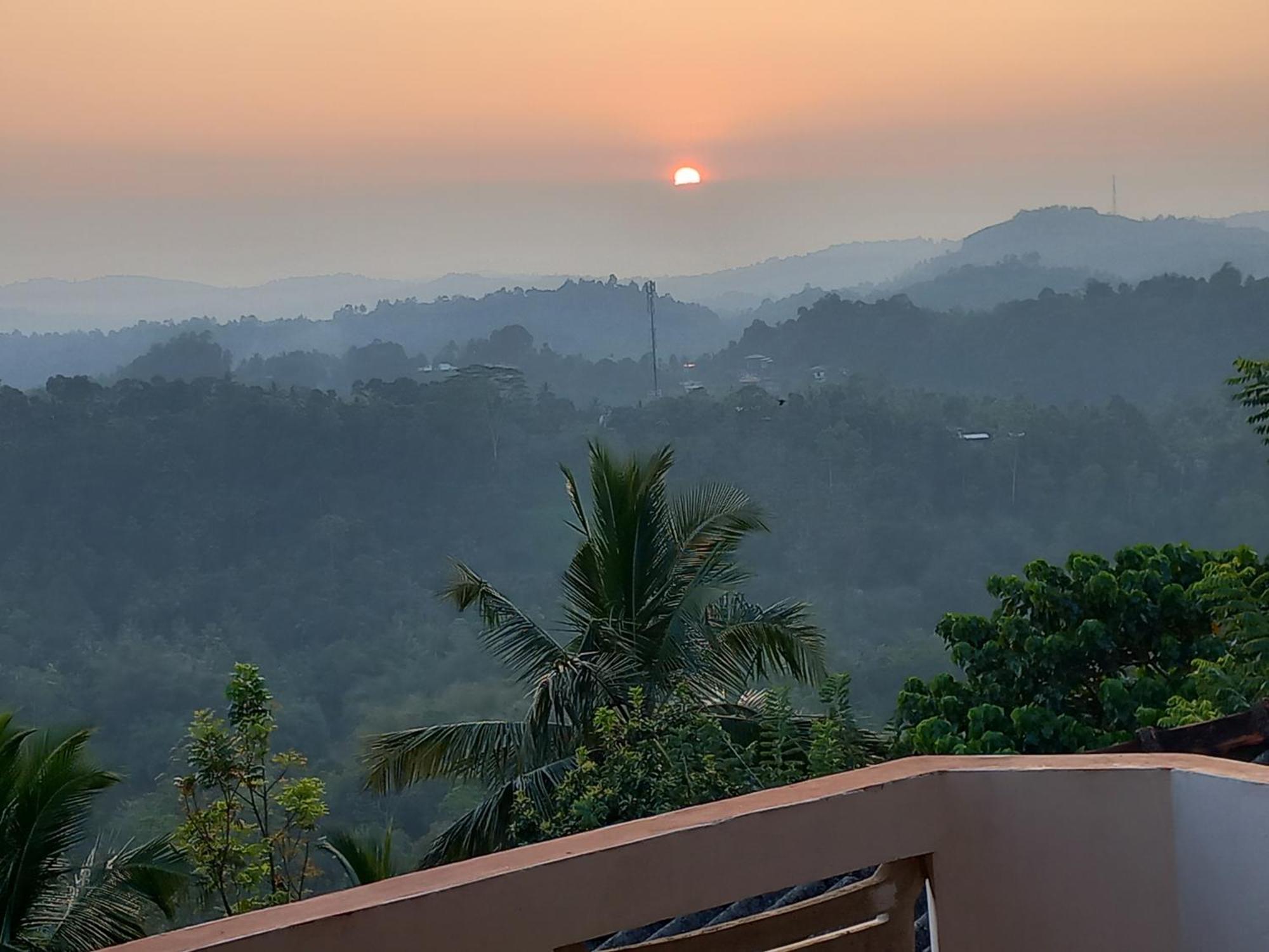 Mountain Bliss Villa Peradeniya Bagian luar foto